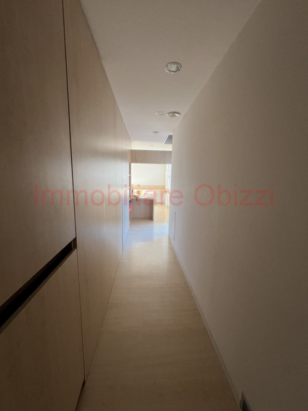 PADOVA - Zona Tribunale - Proponiamo in vendita ufficio al terzo piano servito da ascensore compo...