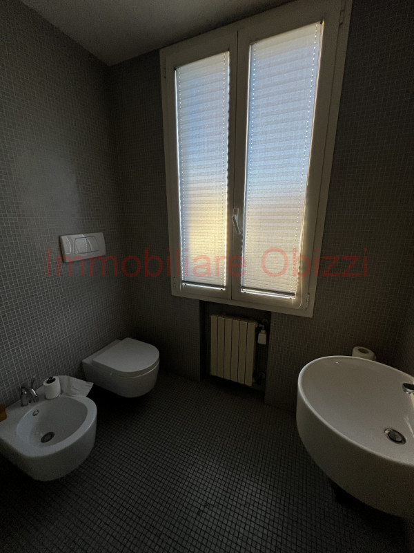 PADOVA - Zona Tribunale - Proponiamo in vendita ufficio al terzo piano servito da ascensore compo...