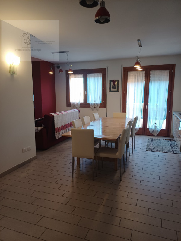 Proponiamo in affitto uno spazioso e moderno appartamento bilocale di circa 60 mq, situato al sec...