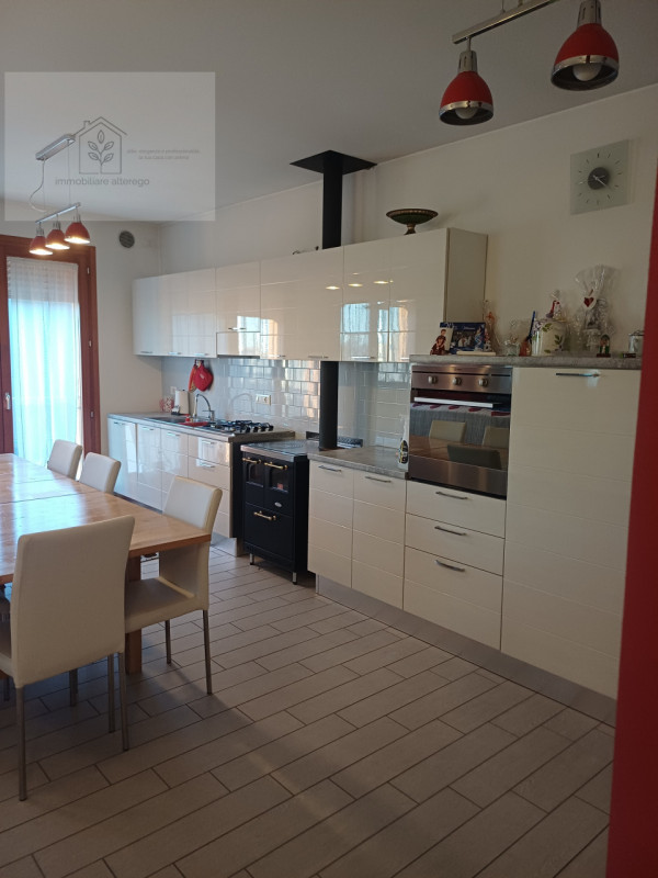 Proponiamo in affitto uno spazioso e moderno appartamento bilocale di circa 60 mq, situato al sec...