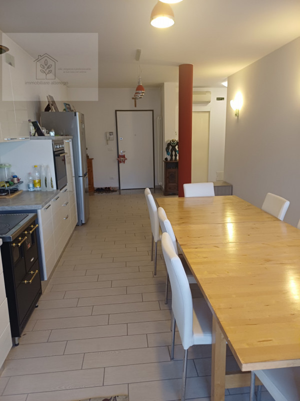 Proponiamo in affitto uno spazioso e moderno appartamento bilocale di circa 60 mq, situato al sec...