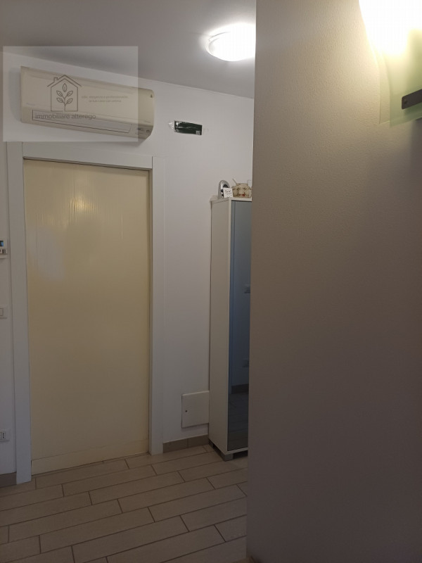 Proponiamo in affitto uno spazioso e moderno appartamento bilocale di circa 60 mq, situato al sec...