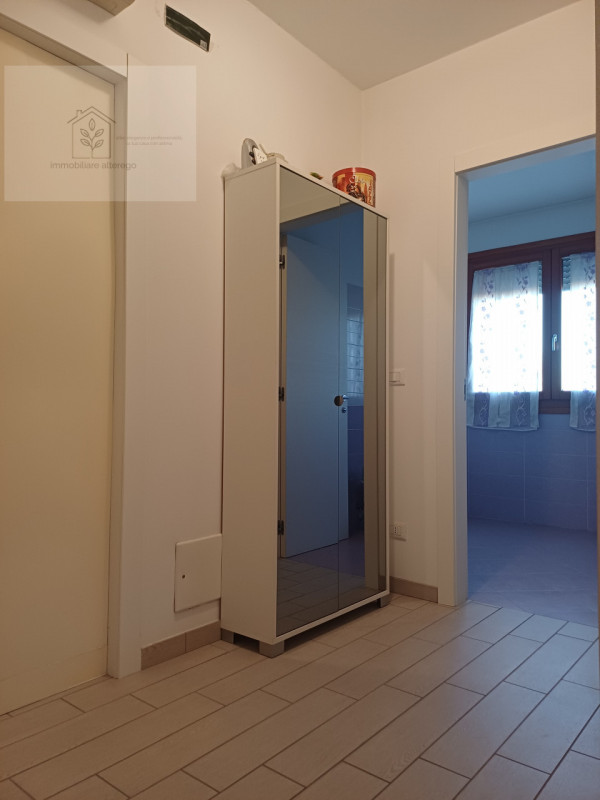 Proponiamo in affitto uno spazioso e moderno appartamento bilocale di circa 60 mq, situato al sec...