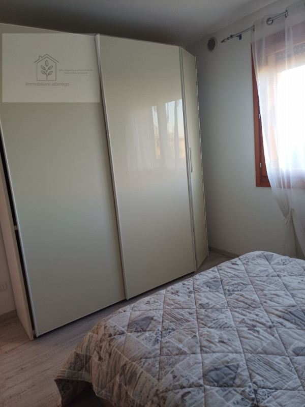 Proponiamo in affitto uno spazioso e moderno appartamento bilocale di circa 60 mq, situato al sec...