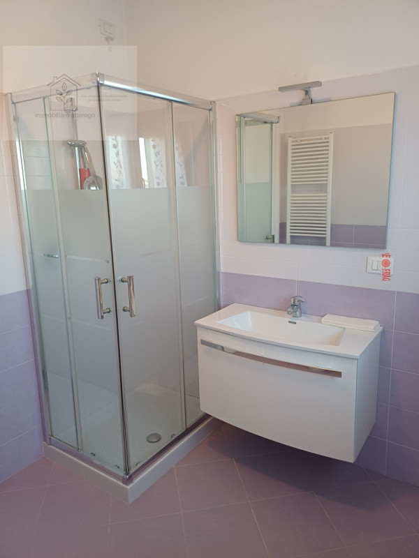 Proponiamo in affitto uno spazioso e moderno appartamento bilocale di circa 60 mq, situato al sec...