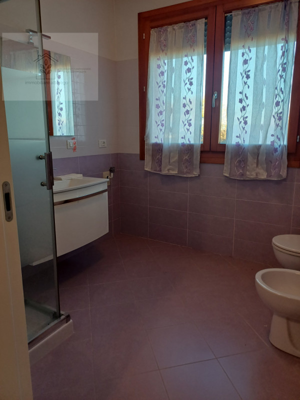 Proponiamo in affitto uno spazioso e moderno appartamento bilocale di circa 60 mq, situato al sec...