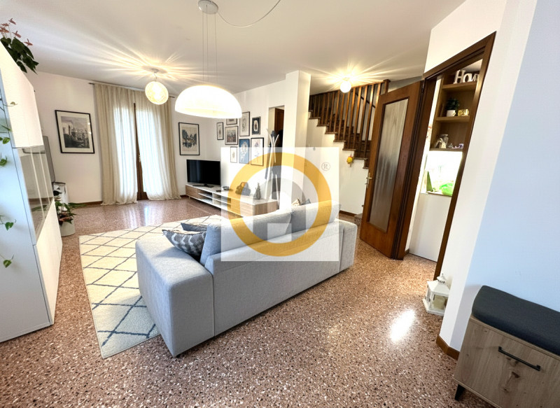 Alle porte di Bassano del Grappa, nel prestigioso comune di Pove del Grappa, proponiamo in vendit...