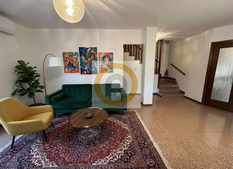 Alle porte di Bassano del Grappa, nel prestigioso comune di Pove del Grappa, proponiamo in vendit...