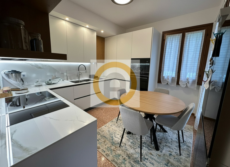 Alle porte di Bassano del Grappa, nel prestigioso comune di Pove del Grappa, proponiamo in vendit...