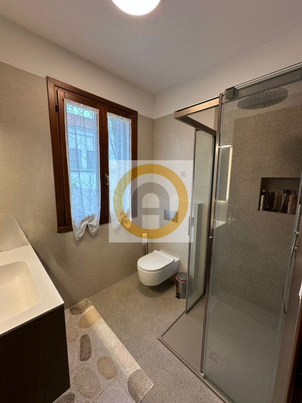 Alle porte di Bassano del Grappa, nel prestigioso comune di Pove del Grappa, proponiamo in vendit...