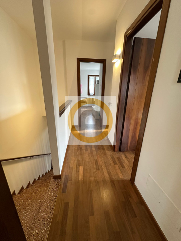 Alle porte di Bassano del Grappa, nel prestigioso comune di Pove del Grappa, proponiamo in vendit...