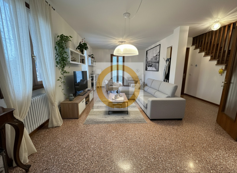 Alle porte di Bassano del Grappa, nel prestigioso comune di Pove del Grappa, proponiamo in vendit...