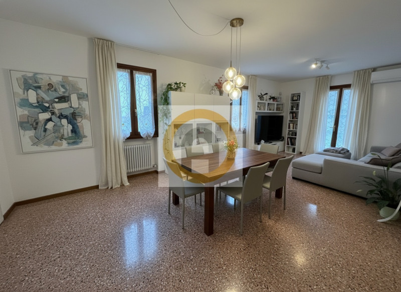 Alle porte di Bassano del Grappa, nel prestigioso comune di Pove del Grappa, proponiamo in vendit...