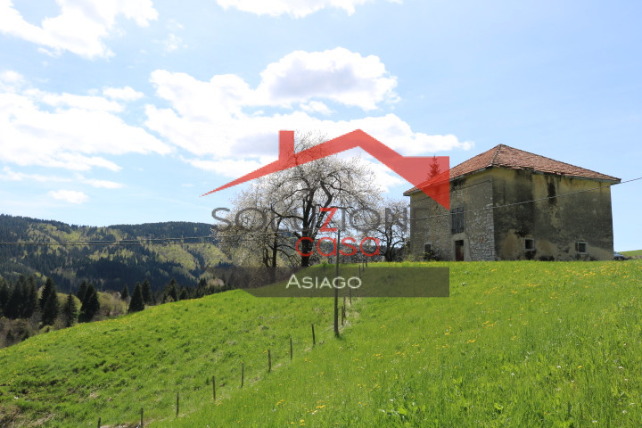 Proponiamo in vendita un affascinante rustico casale indipendente nel comune di Gallio, situato i...