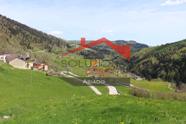 Proponiamo in vendita un affascinante rustico casale indipendente nel comune di Gallio, situato i...