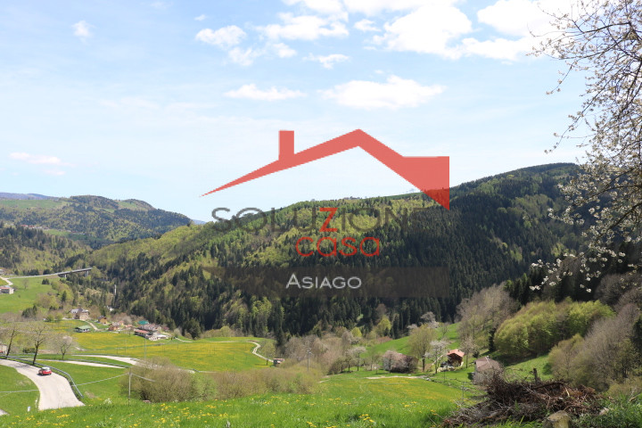 Proponiamo in vendita un affascinante rustico casale indipendente nel comune di Gallio, situato i...