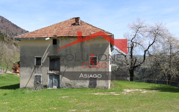 Proponiamo in vendita un affascinante rustico casale indipendente nel comune di Gallio, situato i...