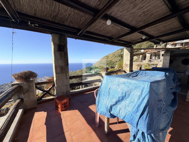 Scoprite la vostra oasi di tranquillità a Forio, nella suggestiva zona di Santa Maria al Monte. P...