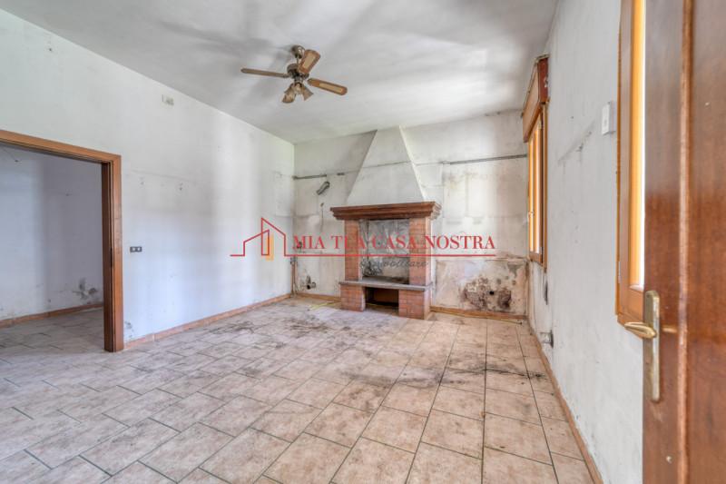 ABANO TERME: Appartamento dalle ampie dimensioni, al piano terra, da ristrutturare; si compone di...