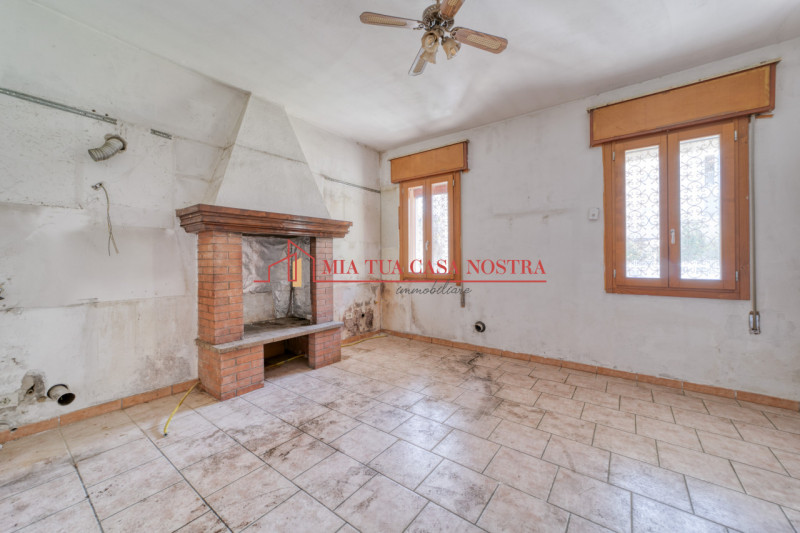 ABANO TERME: Appartamento dalle ampie dimensioni, al piano terra, da ristrutturare; si compone di...