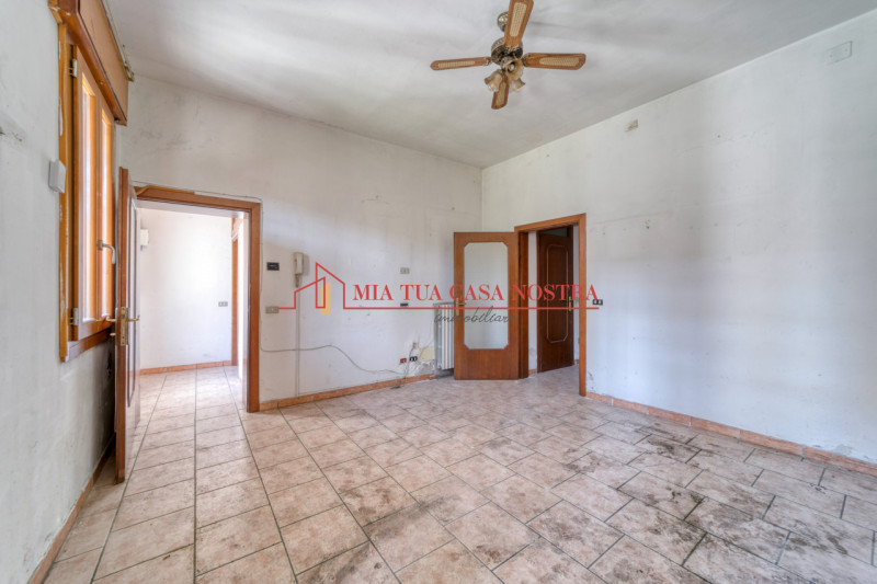 ABANO TERME: Appartamento dalle ampie dimensioni, al piano terra, da ristrutturare; si compone di...