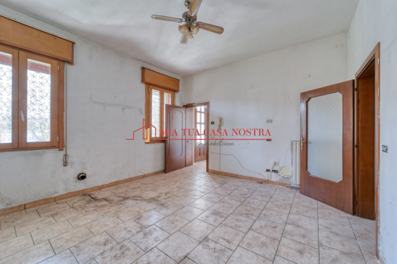 ABANO TERME: Appartamento dalle ampie dimensioni, al piano terra, da ristrutturare; si compone di...