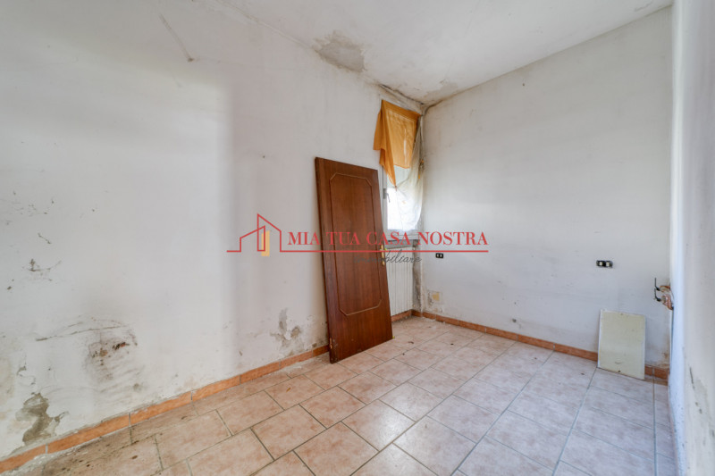 ABANO TERME: Appartamento dalle ampie dimensioni, al piano terra, da ristrutturare; si compone di...