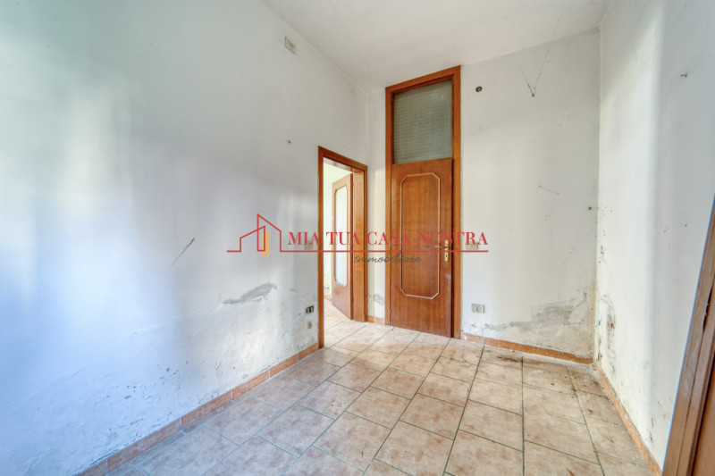 ABANO TERME: Appartamento dalle ampie dimensioni, al piano terra, da ristrutturare; si compone di...