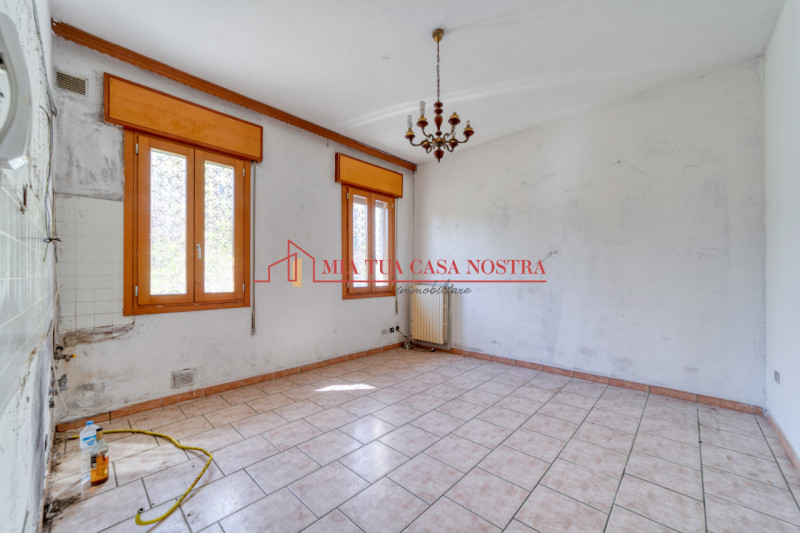 ABANO TERME: Appartamento dalle ampie dimensioni, al piano terra, da ristrutturare; si compone di...