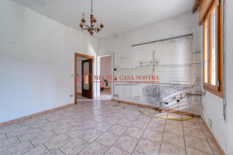 ABANO TERME: Appartamento dalle ampie dimensioni, al piano terra, da ristrutturare; si compone di...