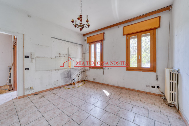 ABANO TERME: Appartamento dalle ampie dimensioni, al piano terra, da ristrutturare; si compone di...