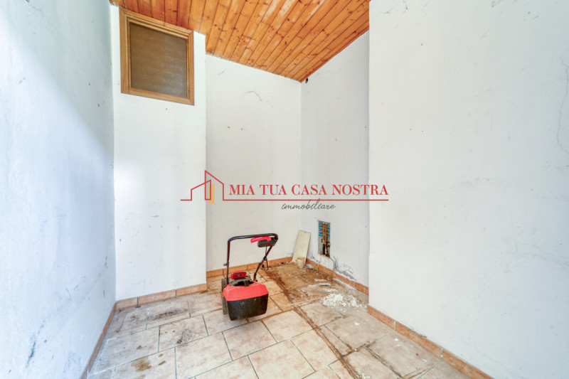 ABANO TERME: Appartamento dalle ampie dimensioni, al piano terra, da ristrutturare; si compone di...