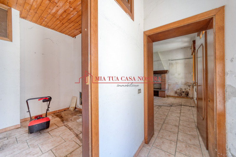 ABANO TERME: Appartamento dalle ampie dimensioni, al piano terra, da ristrutturare; si compone di...