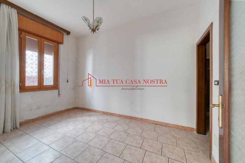 ABANO TERME: Appartamento dalle ampie dimensioni, al piano terra, da ristrutturare; si compone di...