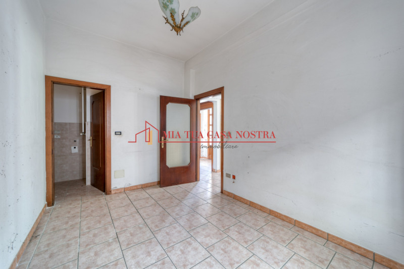 ABANO TERME: Appartamento dalle ampie dimensioni, al piano terra, da ristrutturare; si compone di...