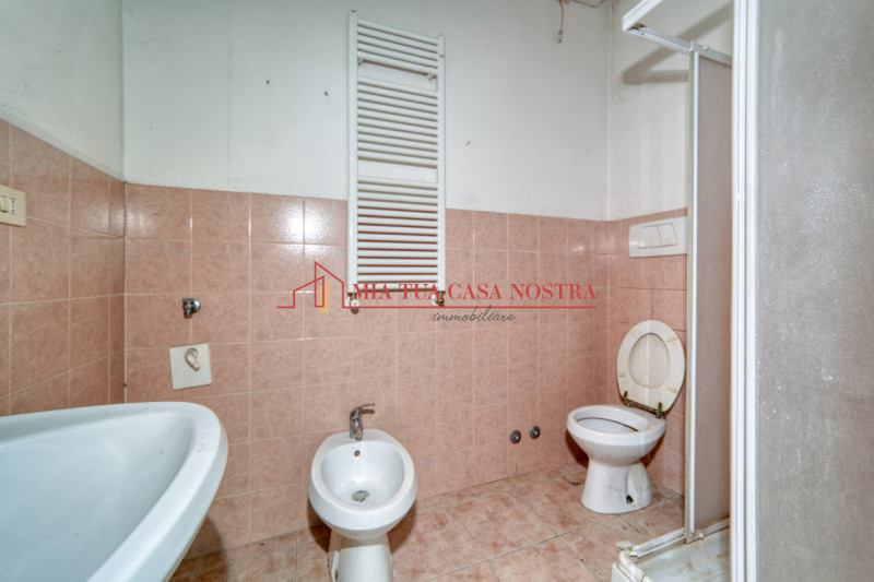 ABANO TERME: Appartamento dalle ampie dimensioni, al piano terra, da ristrutturare; si compone di...