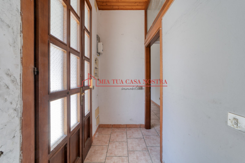 ABANO TERME: Appartamento dalle ampie dimensioni, al piano terra, da ristrutturare; si compone di...