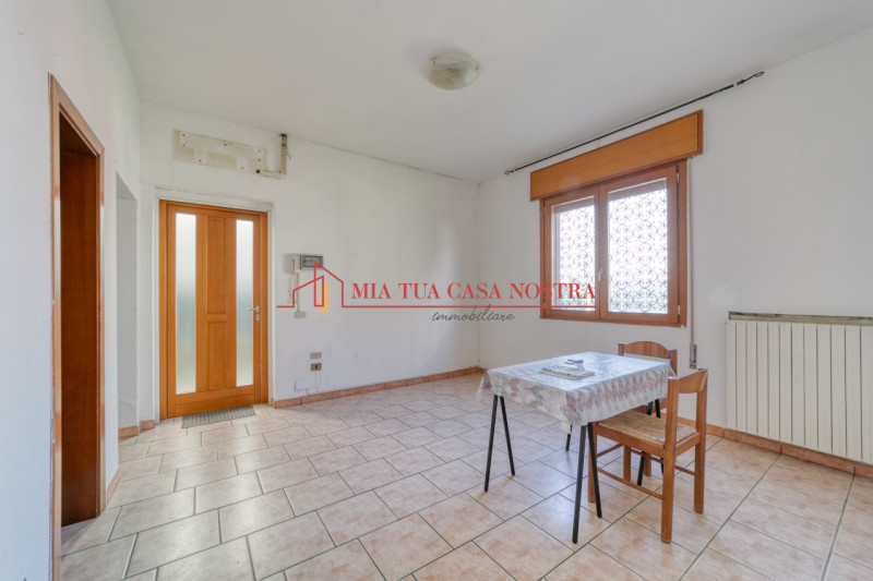 ABANO TERME: Appartamento dalle ampie dimensioni, al piano terra, da ristrutturare; si compone di...