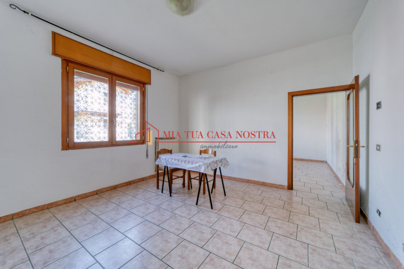 ABANO TERME: Appartamento dalle ampie dimensioni, al piano terra, da ristrutturare; si compone di...