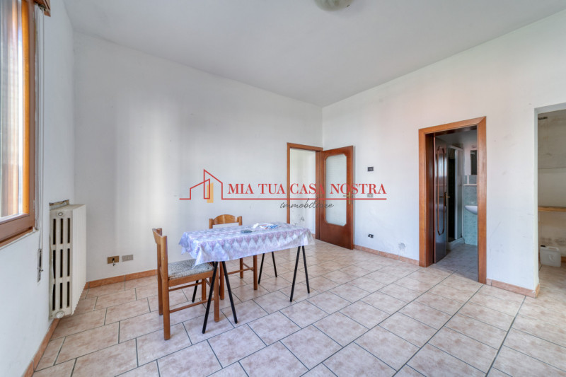 ABANO TERME: Appartamento dalle ampie dimensioni, al piano terra, da ristrutturare; si compone di...