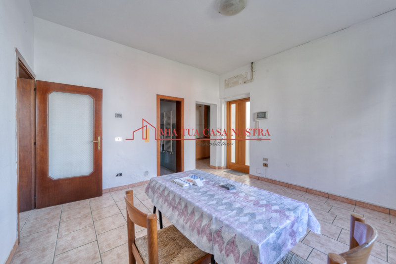 ABANO TERME: Appartamento dalle ampie dimensioni, al piano terra, da ristrutturare; si compone di...