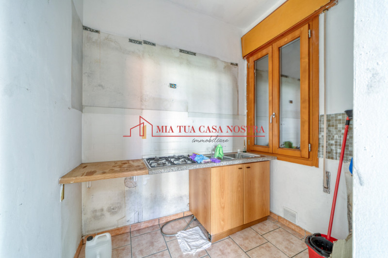 ABANO TERME: Appartamento dalle ampie dimensioni, al piano terra, da ristrutturare; si compone di...