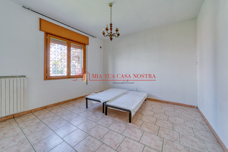 ABANO TERME: Appartamento dalle ampie dimensioni, al piano terra, da ristrutturare; si compone di...