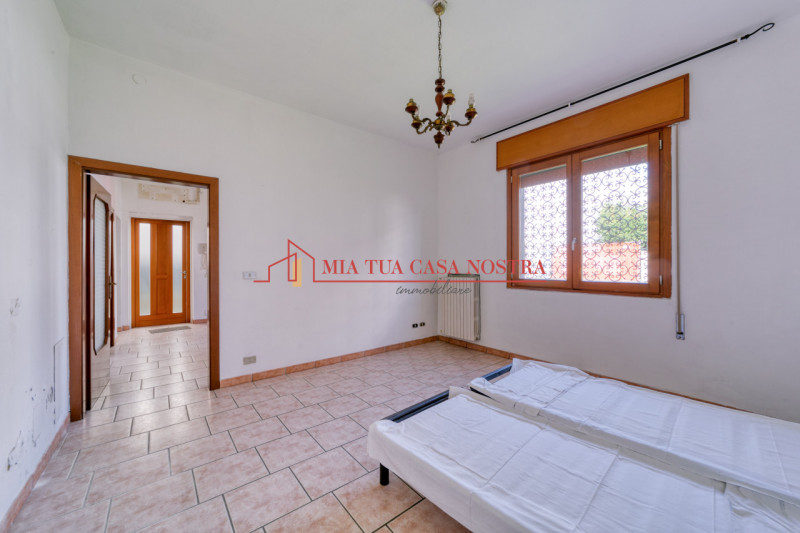 ABANO TERME: Appartamento dalle ampie dimensioni, al piano terra, da ristrutturare; si compone di...