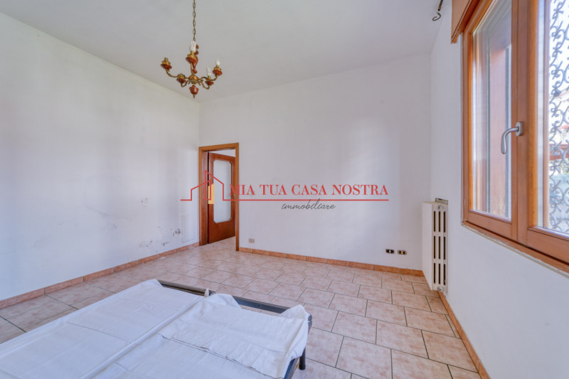 ABANO TERME: Appartamento dalle ampie dimensioni, al piano terra, da ristrutturare; si compone di...