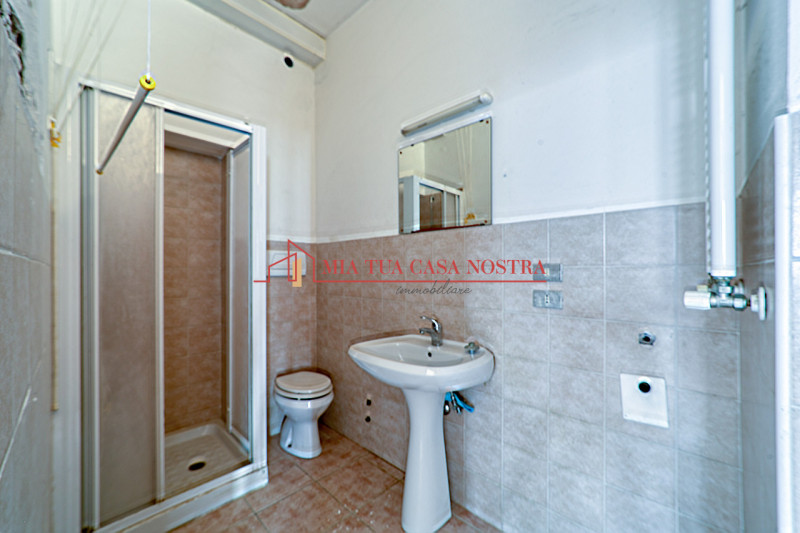 ABANO TERME: Appartamento dalle ampie dimensioni, al piano terra, da ristrutturare; si compone di...