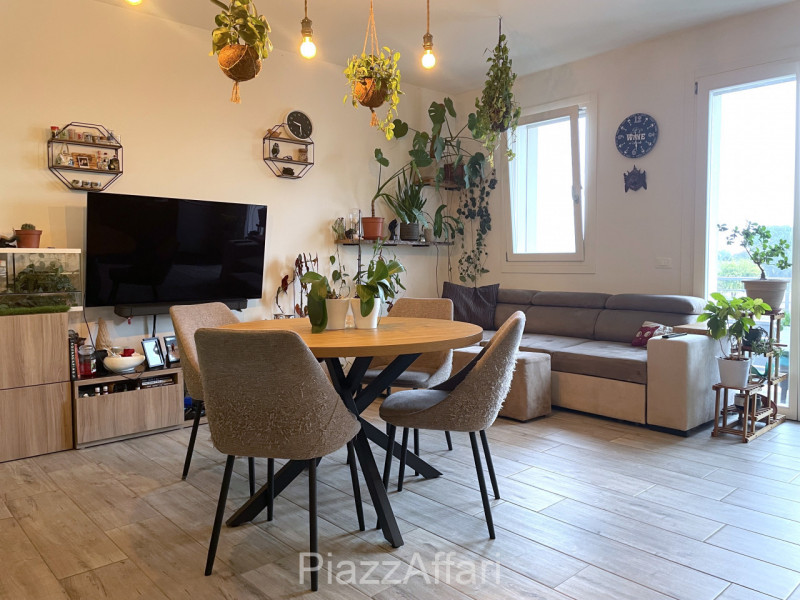 Unico nel suo genere, questo particolare appartamento gode di una propria personalità oltre ad es...