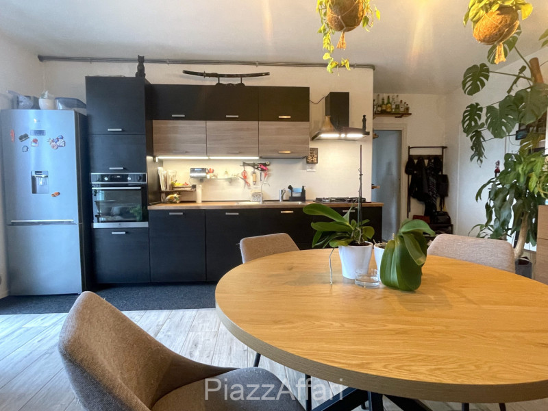 Unico nel suo genere, questo particolare appartamento gode di una propria personalità oltre ad es...