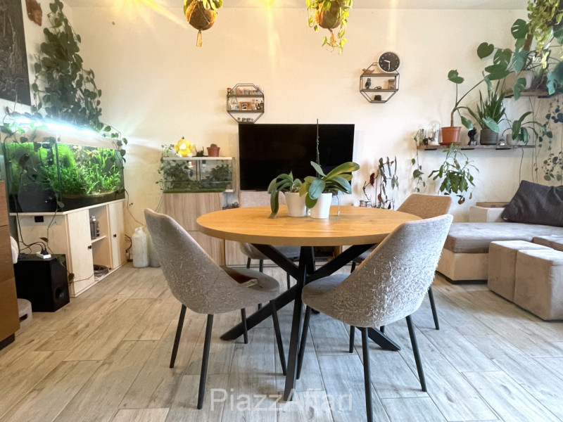 Unico nel suo genere, questo particolare appartamento gode di una propria personalità oltre ad es...