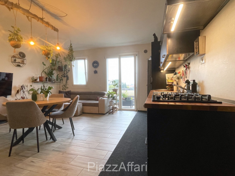 Unico nel suo genere, questo particolare appartamento gode di una propria personalità oltre ad es...